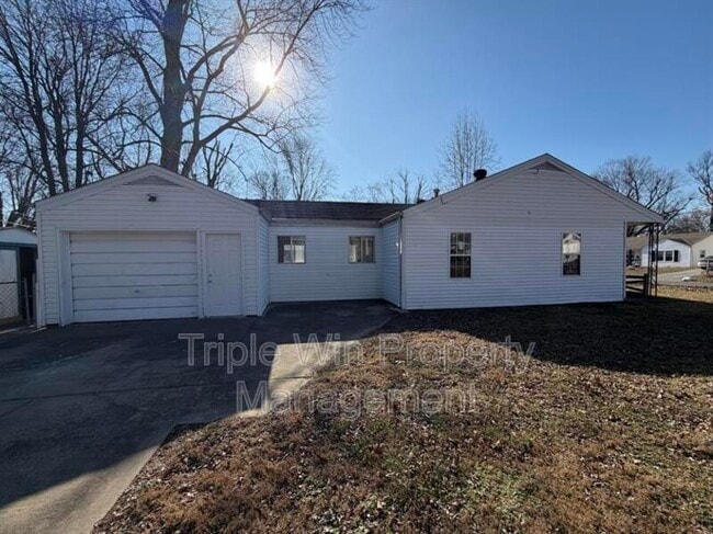 Photo - 300 Brackleigh Ln