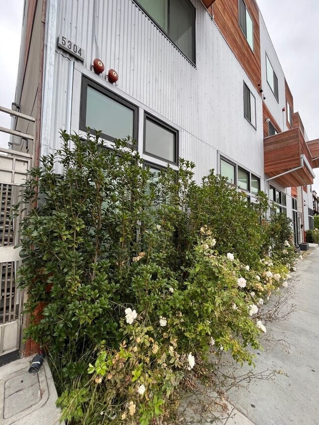 Photo - SPACIOUS STUDIO IN OAKLAND! Unidad A