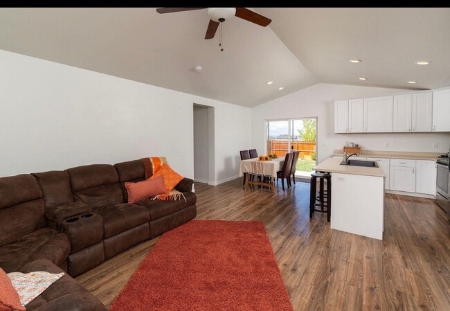 Photo - 541 SW Sunrise Cir