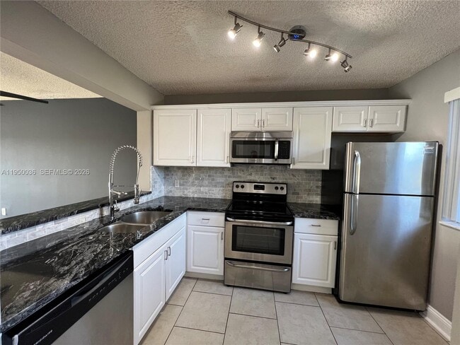 Building Photo - 5200 NW 31st Ave Unit 175