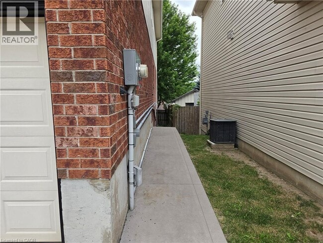 Photo - 709 Windflower Crescent