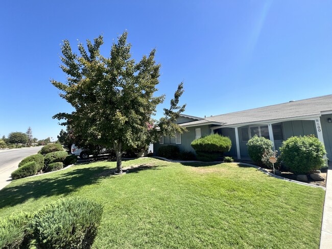 Photo - 500 River Oaks Dr