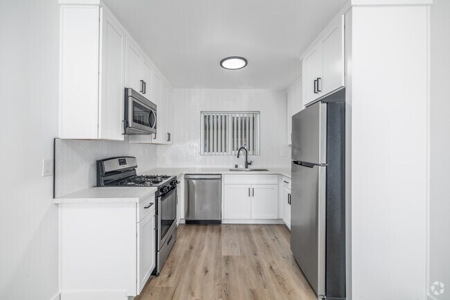 2BR, 1BA - 920SF - Kitchen
