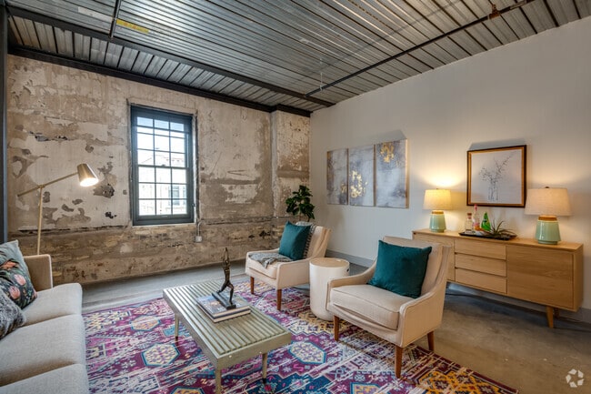 1 BR, 1 BA - 876SF