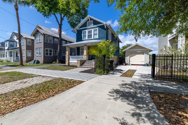 Photo - 1842 Hubbard St