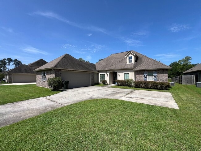 Building Photo - Spacious 4BR/3BA Home with Split Floor Plan, Fireplace & Covered Patio