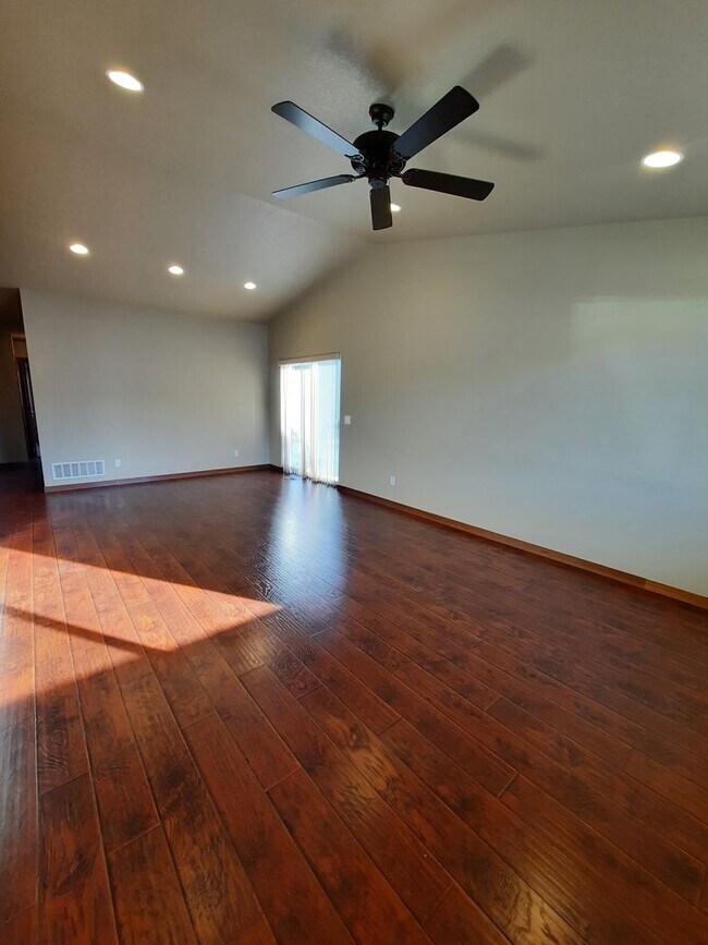 Photo - 3 BEDROOM | 2 BATH | DOUBLE GARAGE | SUMMERSET