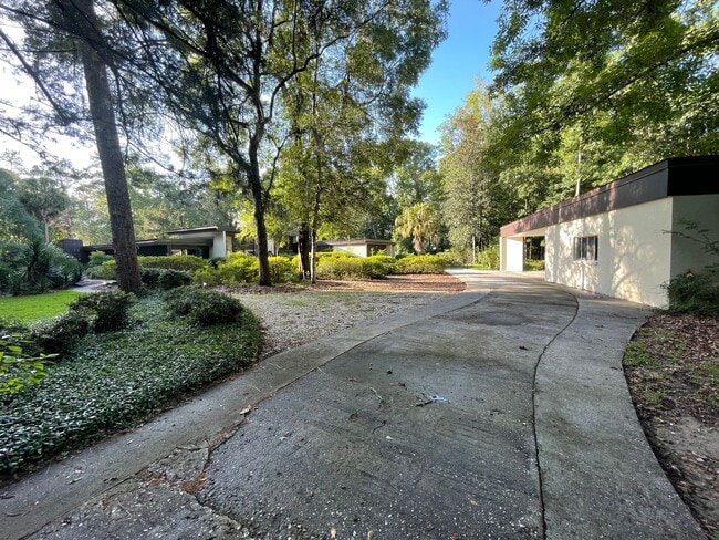 Mid-Century Modern Oasis on 5+ Acres – Pri... - Mid-Century Modern Oasis on 5+ Acres – Pri... House