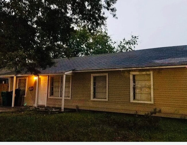 Building Photo - 5131 Lyndhurst Dr