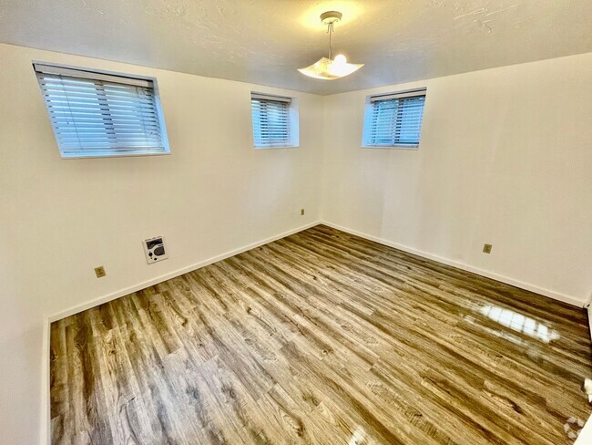 Building Photo - Available Now-2BD/1B Boise Duplex, short w... Rental