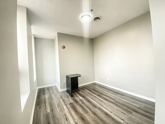 Photo - 302-51 King Street West Brockville Ontario K6V 3P8 Unit 302