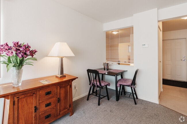 1BR, 1BA - 450SF - Dining Room