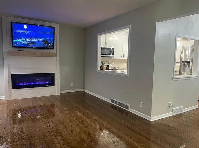 Photo - 8215 Franklin St