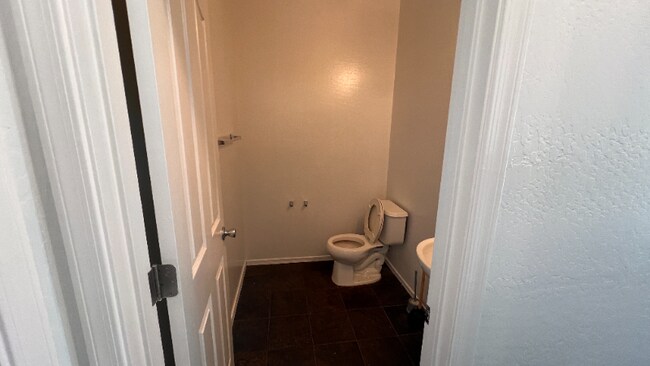 Photo - 1436 N 80th Dr Unidad 94