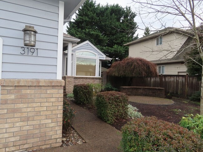 Photo - Beautiful home in Ferry St Bridge Area. 3 bedroom / 2 bath! Apply Now!