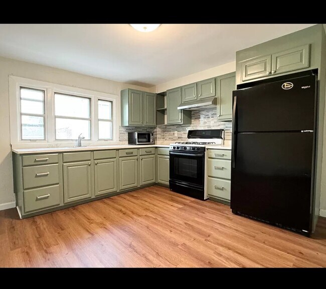Building Photo - 223 Trenton St Unit #2 Rental
