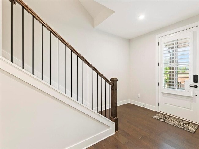 Photo - 355 Chiswick Cir