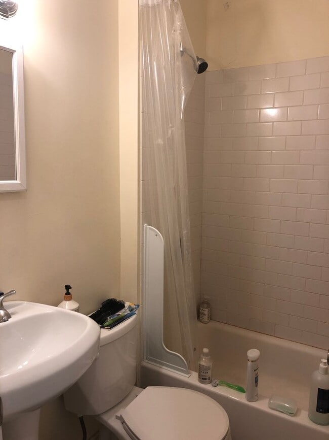 Photo - 3 Bed 2 Full Baht in Beacon Hill, Heat, Hot Water Included, Laundry on a Site