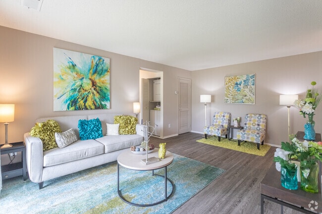2BR,1BA,-925SF