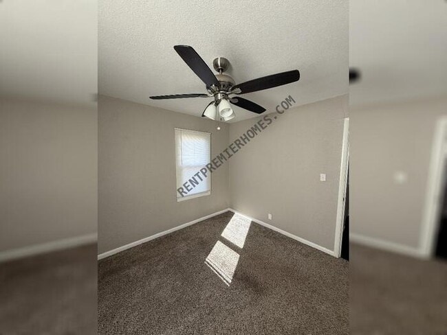 Building Photo - 3121 N Lindsay Ave