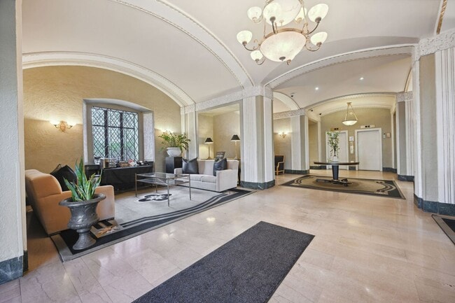 Photo - Beautiful, Lighted Filled Studio in Kalorama Heights!