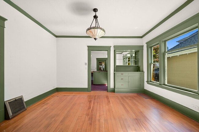 Photo - Charming, Warm, and Welcoming, Your Sunnyland Escape Awaits!