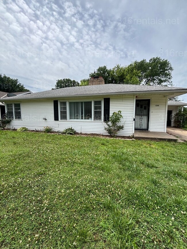 Building Photo - Three bed one bath available now!