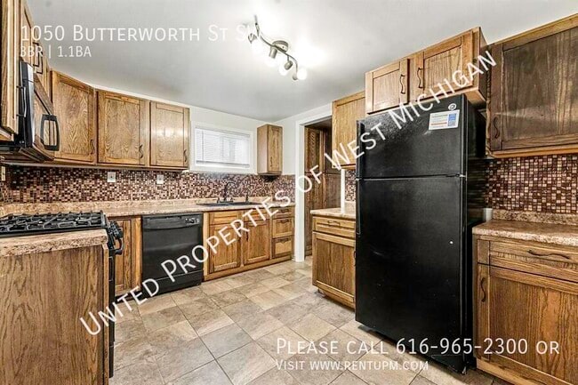 Photo - 1050 Butterworth St SW