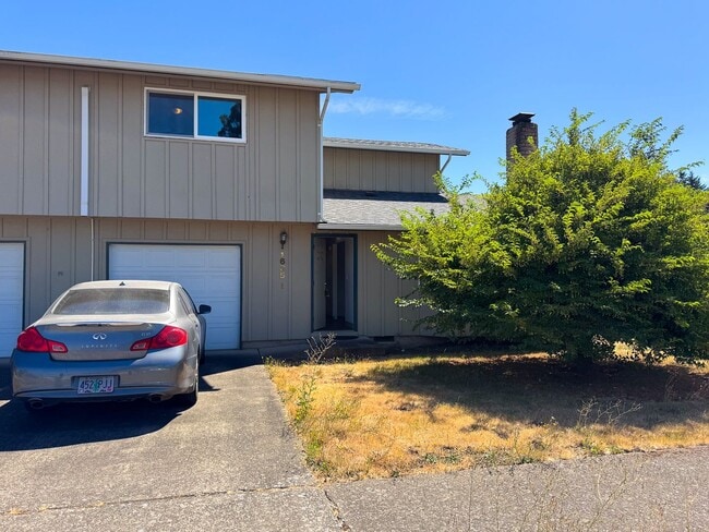 Building Photo - 3 Bedroom Duplex off Gilham Rd. Rental