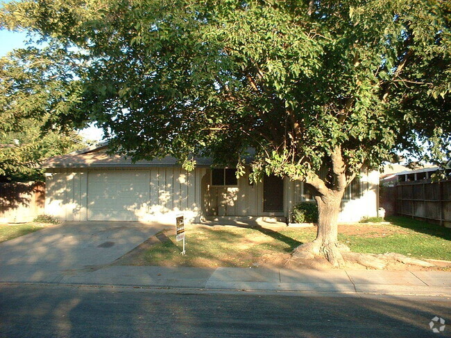 Building Photo - Large 4 bedroom 2 bath home FOR RENT!