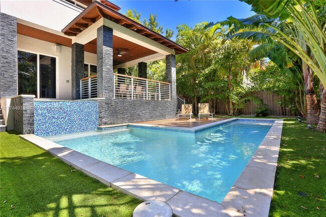 Photo - 573 Warren Ln