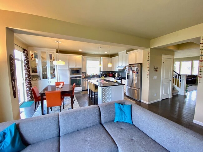 Building Photo - Welcome to the Claremont community in the Renton Highlands!