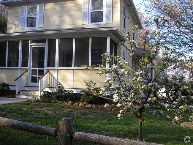 Building Photo - 129 E Greenwich Ave Rental