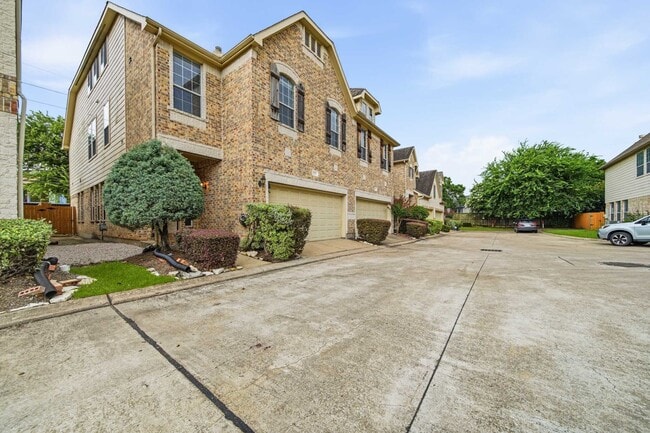 Building Photo - 2711 Wallingford Pnes