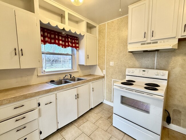 Photo - 709 11th Ave NW