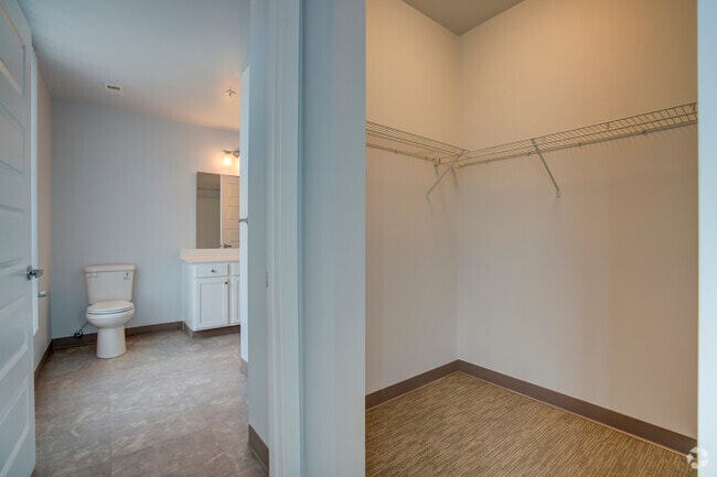 2BR, 2BA - 850SF - Closet - Marketplace Apartments