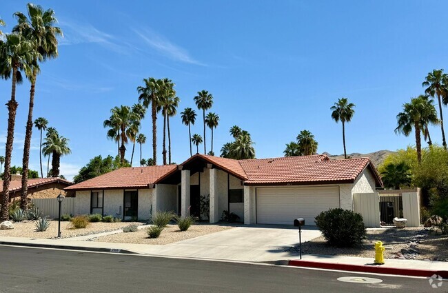 Building Photo - Spacious Pool Home In the Desired Los Comp...