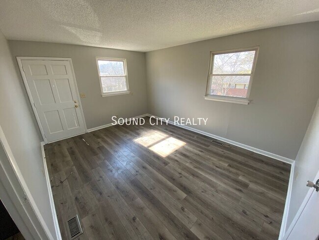 Photo - 923-B Oak Vale Dr-