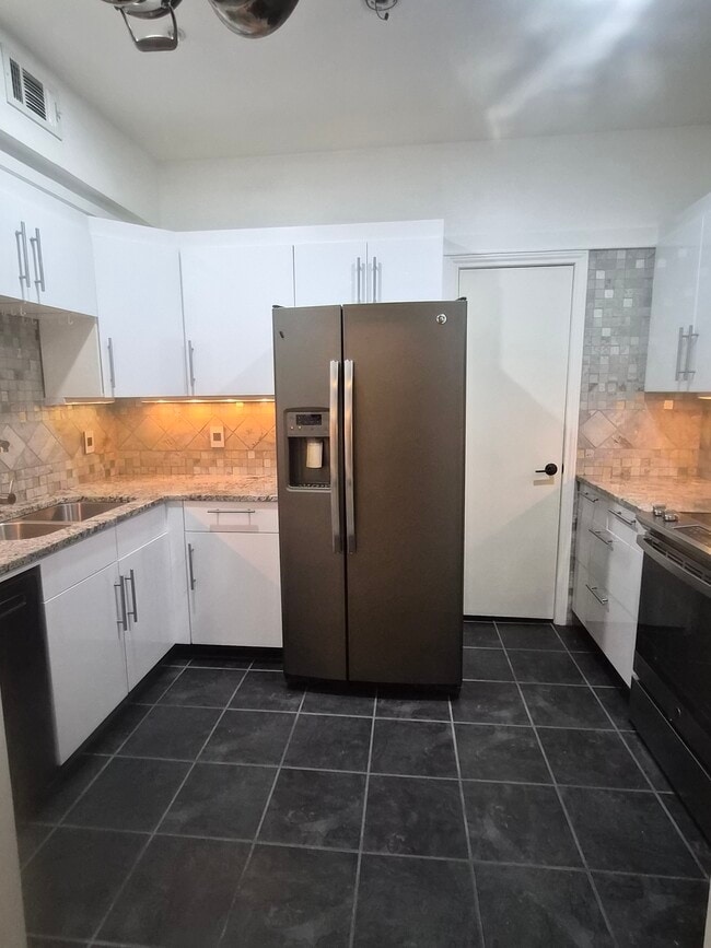 Building Photo - 4040 Avondale Ave Unit 304