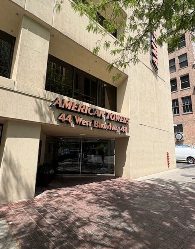 Entrada a American Towers - 44 W Broadway Unidad 902