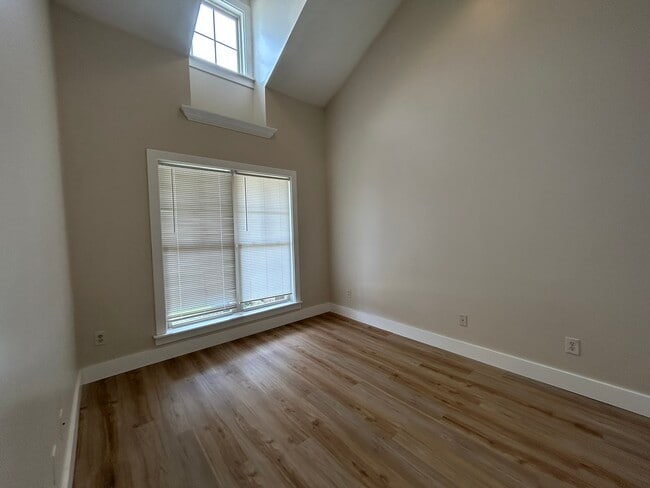 Photo - 2070 Rossburg Pl