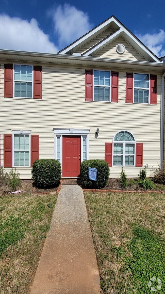 Building Photo - Two Bedroom Oakwood Townhome