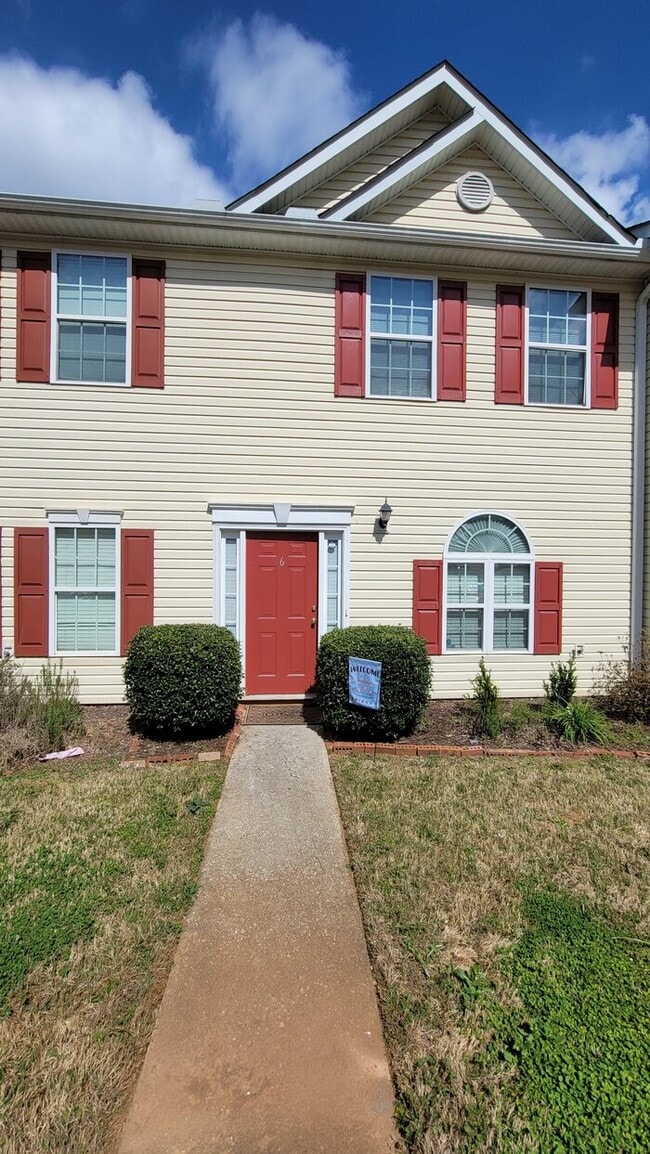 Two Bedroom Oakwood Townhome - Two Bedroom Oakwood Townhome