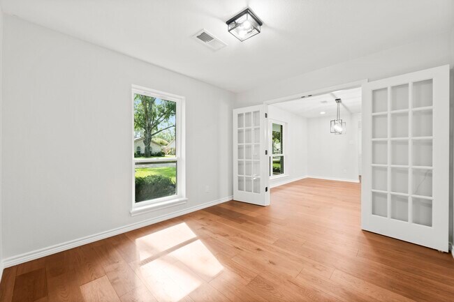 Photo - 2535 Southwick St