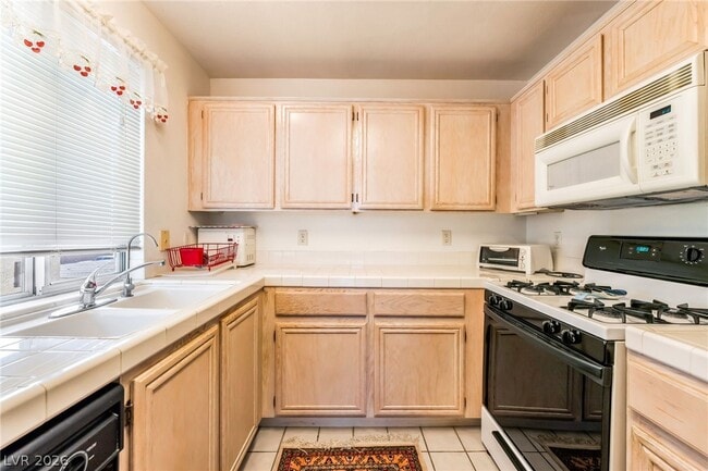 Building Photo - 3125 N Buffalo Dr Unit 2105