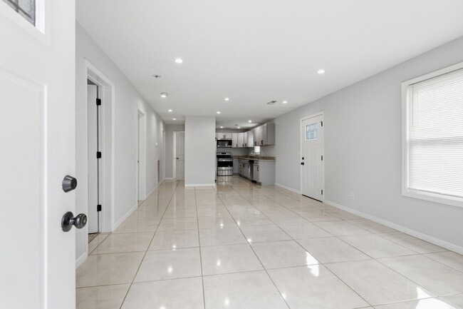 Photo - 408 Elgin St Unit B