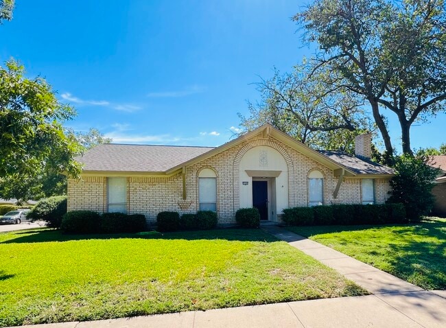 Building Photo - 2102 Richwood Dr