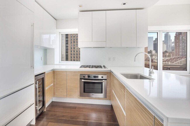 Photo - 555 W 59th St