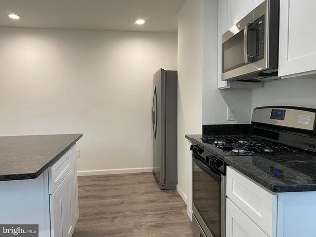 Photo - 920 Young St