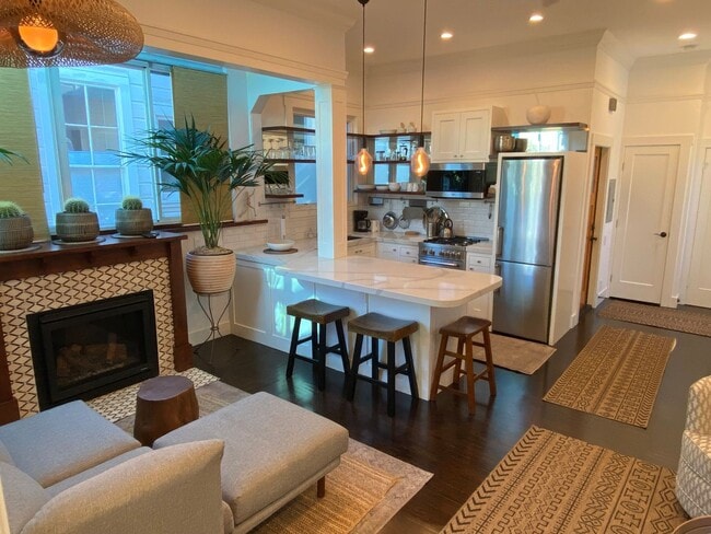 Building Photo - Exquisite top floor 1BD. Fully furnished a...